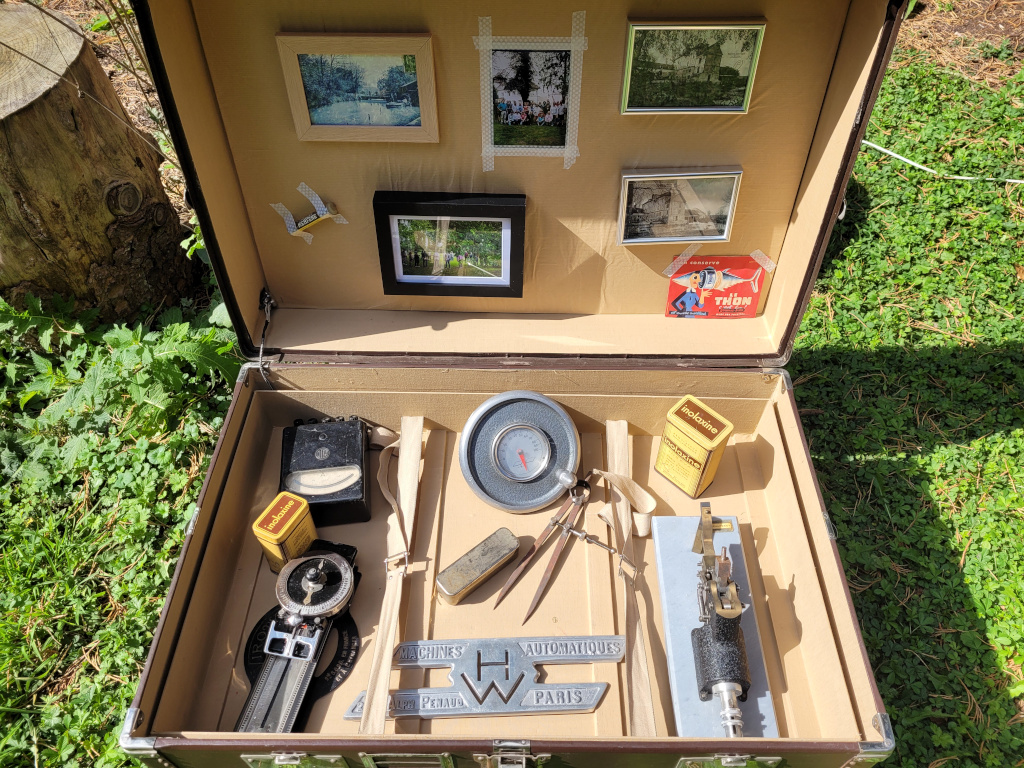 Le contenu de la malle, des objets d'époque, des photos relatifs à la Séravenne