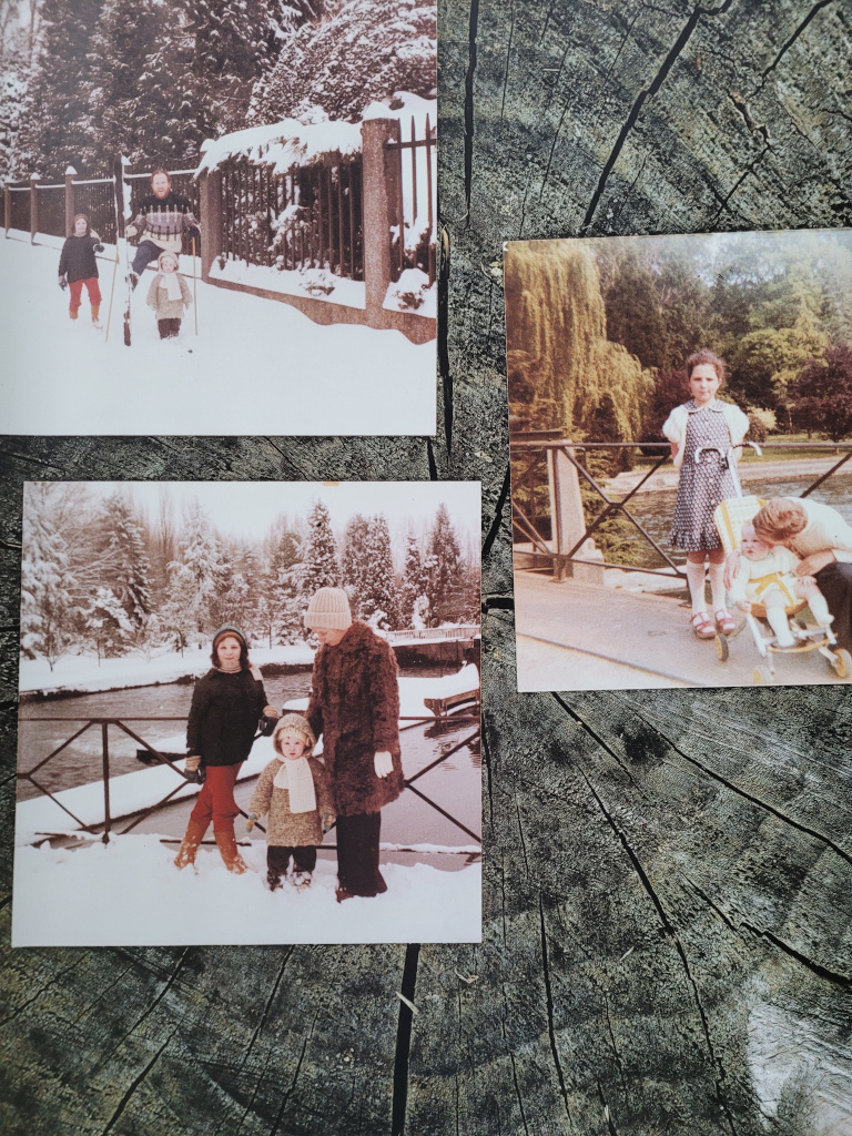Hélène en poussette, sur la passerelle, devant le parc