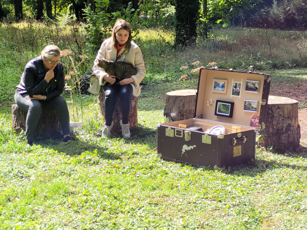 La malle, qui raconte l'histoire de la Séravenne quand on l'ouvre...